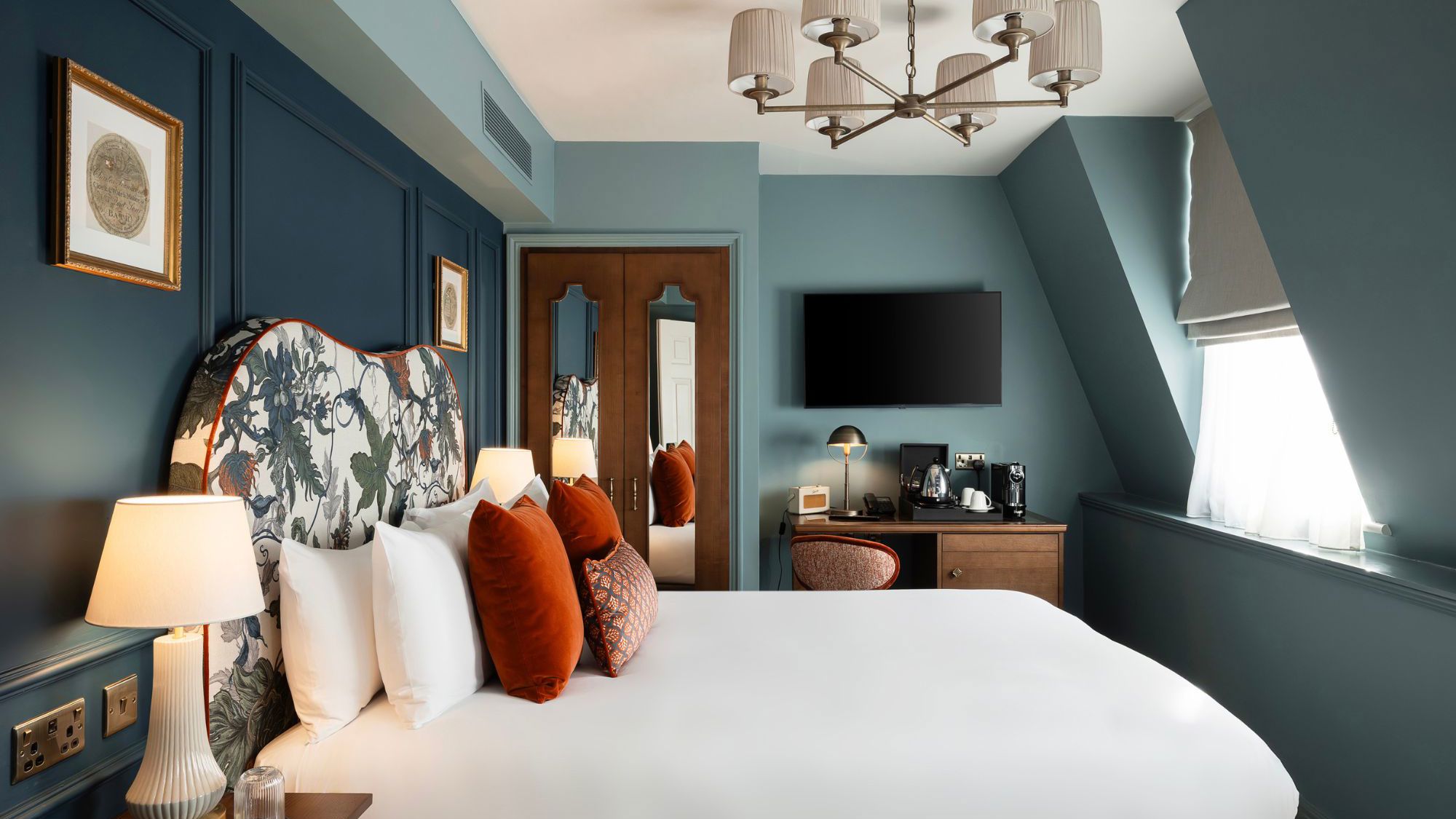 Francis Hotel Bath bedroom